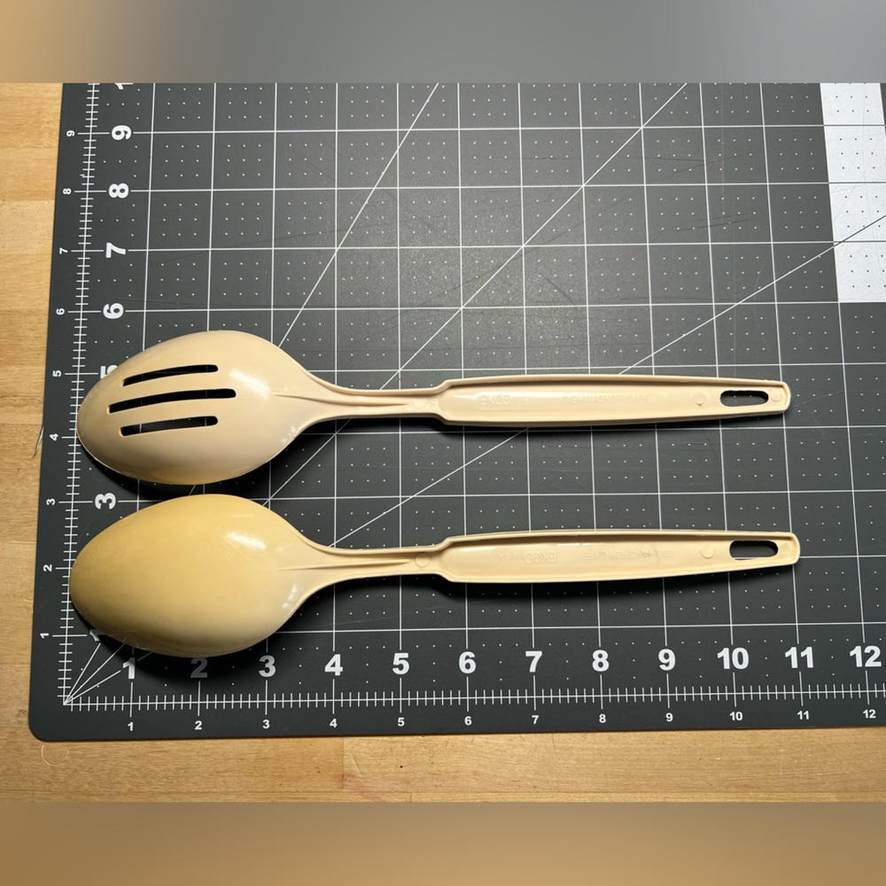 Vintage Ekco melamine spoon and slotted spoon set good used cond.